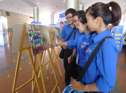 งานนิทรรศการภาพถ่ายพลเอกหวอเงวียนย้าปกับเยาวชนกรุงฮานอย