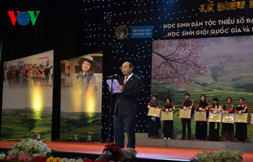 รองนายกรัฐมนตรีท่านเหงวียนซวนฟุกเข้าร่วมพิธีสดุดีนักเรียนชนเกลุ่มน้อย