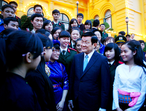 ประธานประเทศท่านเจืองเติ้นซางพบปะกับบรรดาครูดีเด่น