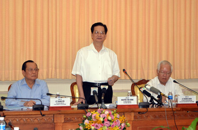 ท่านเหงียนเติ้นหยุง นายกรัฐมนตรีเวียดนามพบปะกับเจ้าหน้าที่บริหารนครโฮจิมินห์