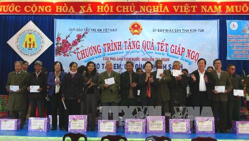 ท่านเหงวียนถิ่นยวาน รองประธานประเทศเยี่ยมเยือนและมอบของขวัญให้แก่เด็กครอบครัวที่อยู่ในเป้านโยบายและ