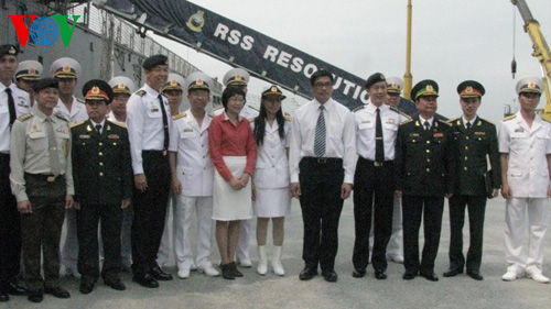 เรือของกองทัพเรือสิงคโปร์เยือนนครดานัง