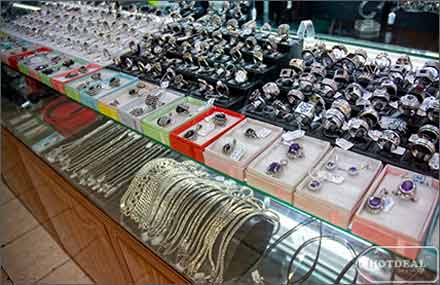 พาดร อินสแวงผู้ขายเครื่องประดับเงินที่มีชื่อเสียงในกรุงฮานอย