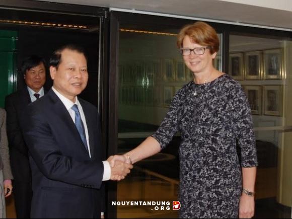 ท่านหวูวันนิงรองนายกรัฐมนตรีเวียดนามเดินทางไปเยือนสวีเดนอย่างเป็นทางการ