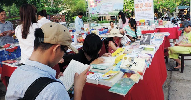 คึกคักวันงานหนังสือเวียดนามที่เมืองเก่าโห่ยอาน