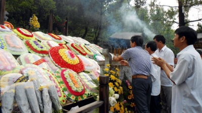 มีนักท่องเที่ยวนับหมื่นคนไปไว้อาลัยพลเอกหวอเงวียนยาป ณ สุสานของท่าน