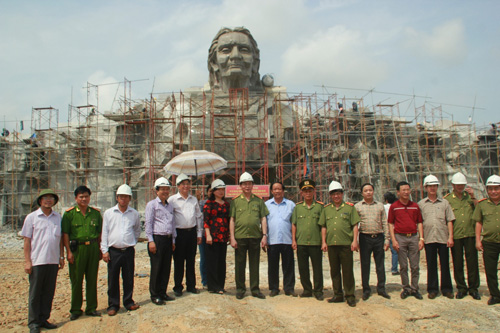 พลเอกเจิ่นด่ายกวาง รัฐมนตรีรักษาความมั่นคงทั่วไปเยือนอนุสาวรีย์คุณแม่วีรชนเวียดนาม