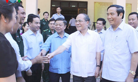 ประธานรัฐสภาเวียดนามเหงวียนซิงหุ่งพบปะกับผู้มีสิทธิ์เลือกตั้งอำเภอเฮืองเคจังหวัดห่าติ๋ง