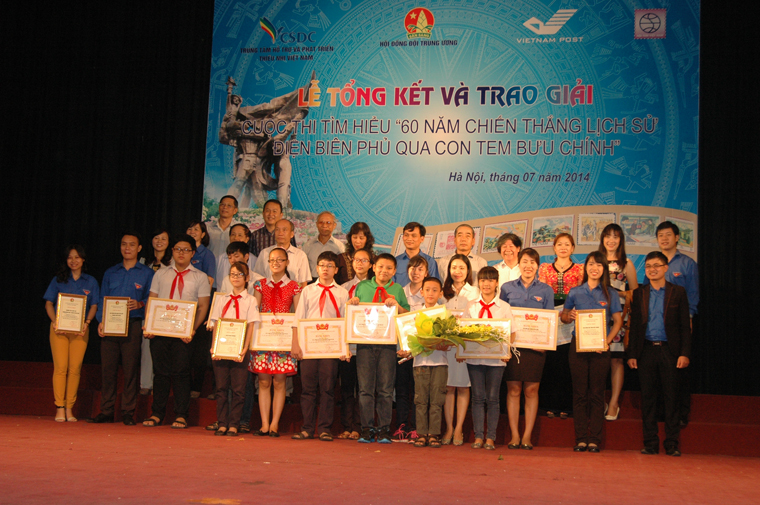 มอบรางวัลให้แก่การประกวดความรู้“๖๐ปีชัยชนะเดียนเบียนฟูผ่านแสตมป์ไปรษณีย์”