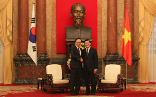 ท่านลีเมืยงบัคอดีตประธานาธิบดีสาธารณรัฐเกาหลีเดินทางมาเยือนเวียดนาม