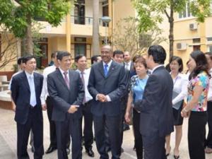 ท่านเหงวียนถิยวานรองประธานประเทศเวียดนามให้การต้อนรับรองเลขาธิการใหญ่สหประชาชาติ