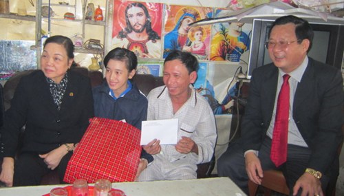 อวยพรผู้ที่มีสมณศักดิ์ในโอกาสเทศกาลคริสต์มาสที่จังหวัดเถื่อเทียนเว้