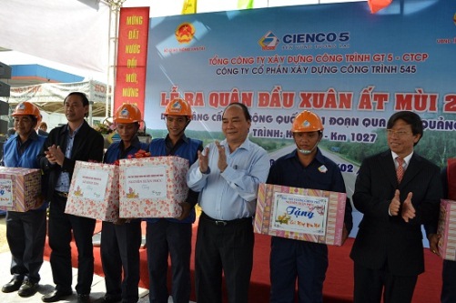 รองนายกรัฐมนตรีเหงวียนซวนฟุกออกคำสั่งปล่อยแถวขบวนก่อสร้างขยายทางหลวง๑เอ