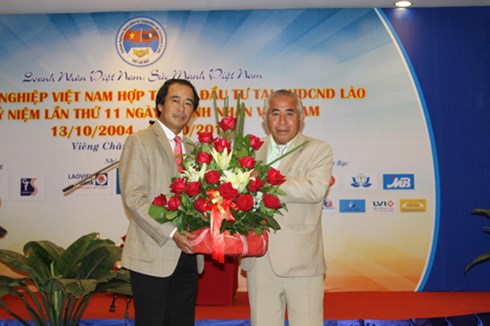 doanh nhan viet co dong gop lon trong quan he viet - lao hinh 0