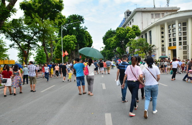 Người Hà Nội rủ nhau về phố đi bộ trong ngày Quốc khánh  