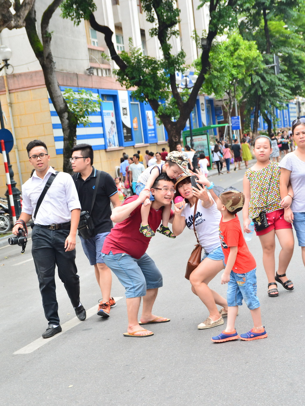 Người Hà Nội rủ nhau về phố đi bộ trong ngày Quốc khánh  