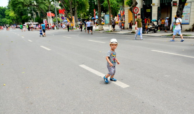 Người Hà Nội rủ nhau về phố đi bộ trong ngày Quốc khánh  