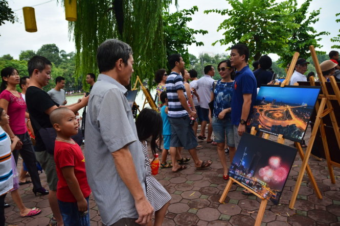 Người Hà Nội rủ nhau về phố đi bộ trong ngày Quốc khánh  