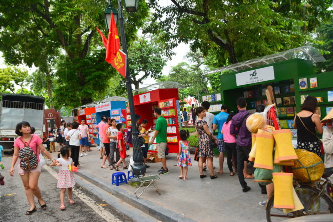 Người Hà Nội rủ nhau về phố đi bộ trong ngày Quốc khánh  