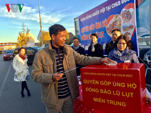 nguoi viet tai duc quyen gop duoc 125 000 euro ung ho ba con vung lu hinh 1