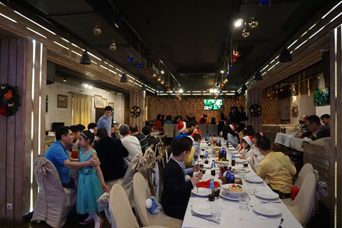 giang sinh vui ve cua ba con viet nam o dom 14 nga hinh 1