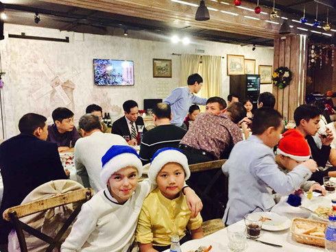 giang sinh vui ve cua ba con viet nam o dom 14 nga hinh 3