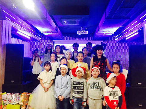 giang sinh vui ve cua ba con viet nam o dom 14 nga hinh 4