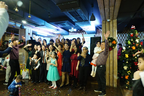 giang sinh vui ve cua ba con viet nam o dom 14 nga hinh 5