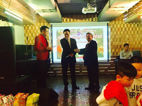 giang sinh vui ve cua ba con viet nam o dom 14 nga hinh 6