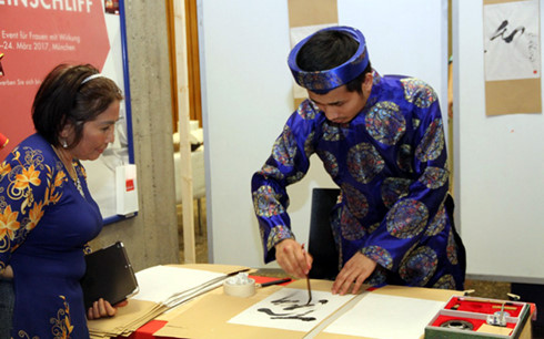 cong dong sinh vien viet nam tai duc tung bung don nam dinh dau hinh 1