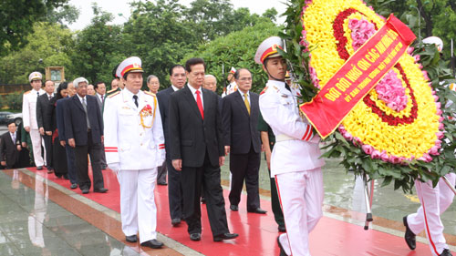 บรรดาผู้นำพรรค รัฐ รัฐสภาและรัฐบาลไปวางพวงหรีด ณ สุสานประธานโฮจิมินห์กรุงฮานอย