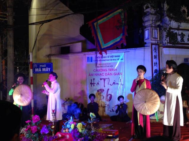 การแสดงร้องเพลงพื้นเมืองบนท้องถนนย่านเก่าแก่ฮานอย