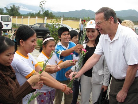 សមាជិកសភាអាមេរិក Robert Earl Filner ជួបធ្វើការជាមួយសមាគមជនរងគ្រោះ ដោយជាតិគីមីពុលពណ៍លឿងទុំ Dioxin វៀតណាម