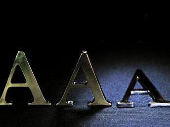 ការរង ប៉ះពាល់ នៃការដែលទីភ្នាក់ងារ S&Pទម្លាក់ចំណាត់ថ្នាក់បំណុលរបស់ប្រទេសចំនួន ៩ នៅក្នុងតំបន់ចាយលុយ អឺរ៉ូ