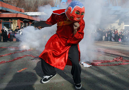 សហគមជនវៀតណាមនៅ ឯបរទេសក៏បានរៀបចំ សកម្មភាពជាច្រើន ដើម្បី អំណរសាទរឆ្នាំថ្មី