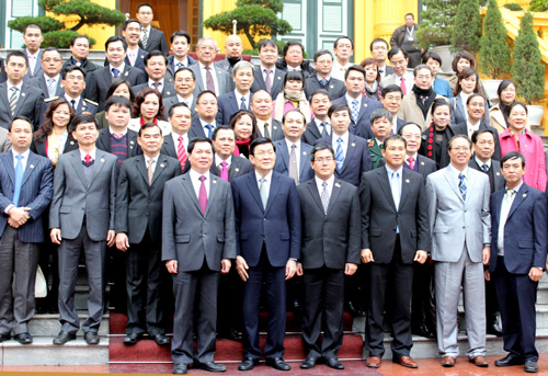 ប្រធានរដ្ឋវៀតណាម ជួបប្រាស្រ័យជាមួយថ្នាក់ដឹកនាំនៃបណ្តាអង្គភាព អាជីវកម្មដែលទទូលរង្វាន់ពាណិជ្ជសញ្ញាជាតិឆ្នាំ២០១២។