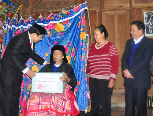 ថែទាំបុណ្យចូលឆ្នាំថ្មីសំរាបជនក្រីក្រ