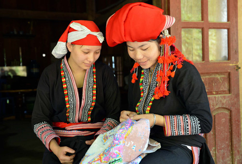 រស់នៅជាមួយជនរួមជាតិ Dao ក្រហមនៅ Ta Phin