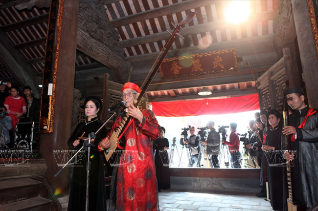 ចម្រៀងcua dinh:ចម្រៀងសក្ការះបូជាមុខសាលាភូមិ