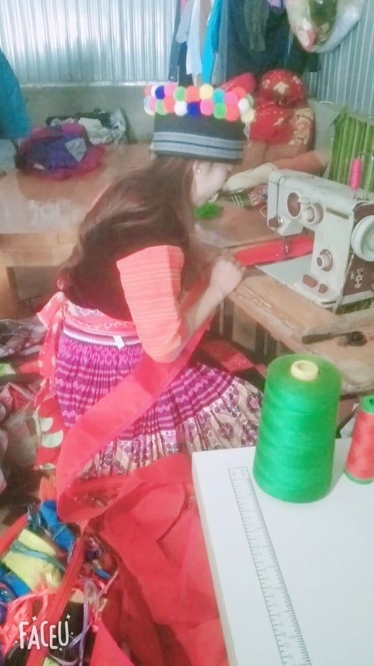 Mùa Thi Tông, une couturière Mông
