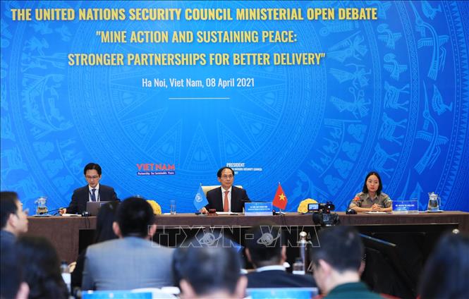 Мировое сообщество высоко оценило организованное Вьетнамом заседание по разминированию и обезвреживанию оставшихся после войны бомб и мин