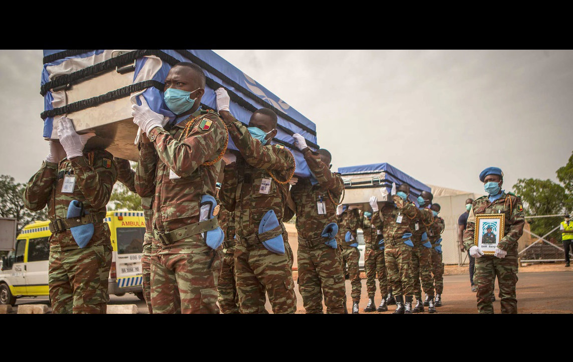 ООН воздала почести сотрудникам, погибшим во время службы в 2020г.