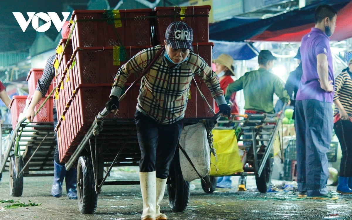 Фам Минь Тинь утвердил пакет помощи в размере 26 трлн. донгов трудящимся, страдающим от Covid-19
