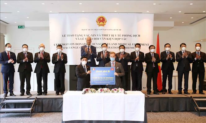 Спикер вьетнамского парламента Выонг Динь Хюэ принял участие в церемонии вручения вакцин и медицинского оборудования для борьбы с коронавирусом