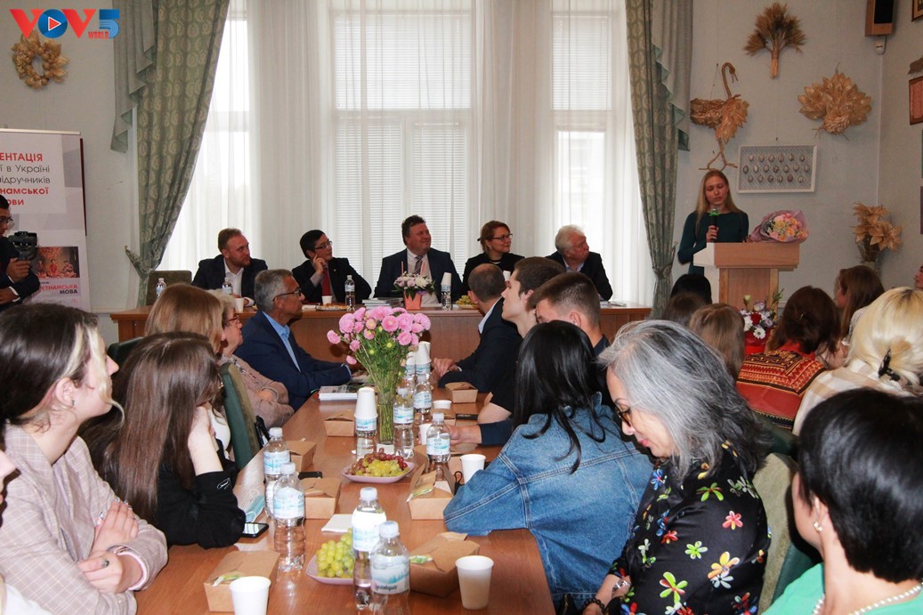 Выпуск пособия по вьетнамском языку на Украине