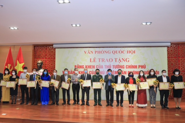 Вручение похвальных грамот за существенный вклад в проведение парламентских выборов