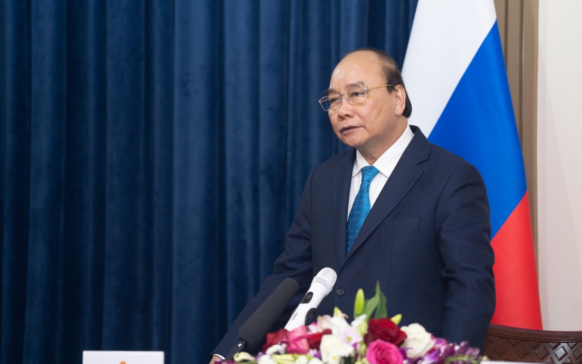 Нгуен Суан Фук встретился с сотрудниками посольства Вьетнама в России