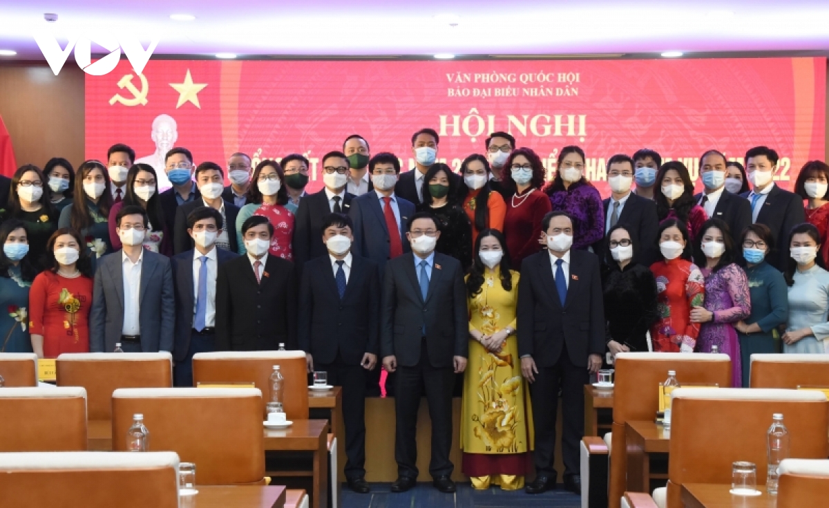 Председатель Нацсобрания Выонг Динь Хюэ принял участие в конференции газеты «Народный депутат» по постановке задач на 2022 год