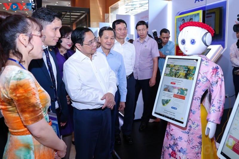 Премьер-министр Фам Минь Тинь принял участие в мероприятии «Цифровая трансформация банковского дела»