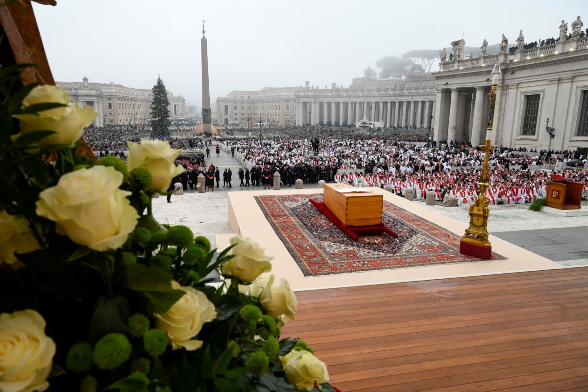 В Ватикане проходят похороны бывшего Папы Бенедикта XVI.